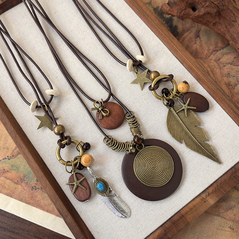 レイヤードビーズネックレス フェザーペンダント付き