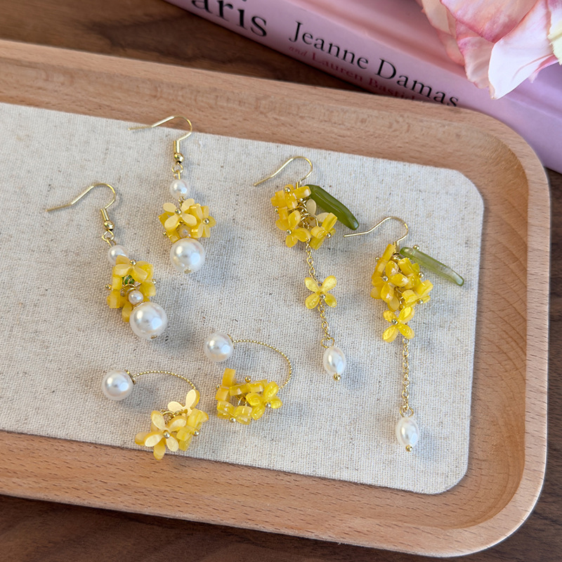 진주 술 플로럴 귀걸이