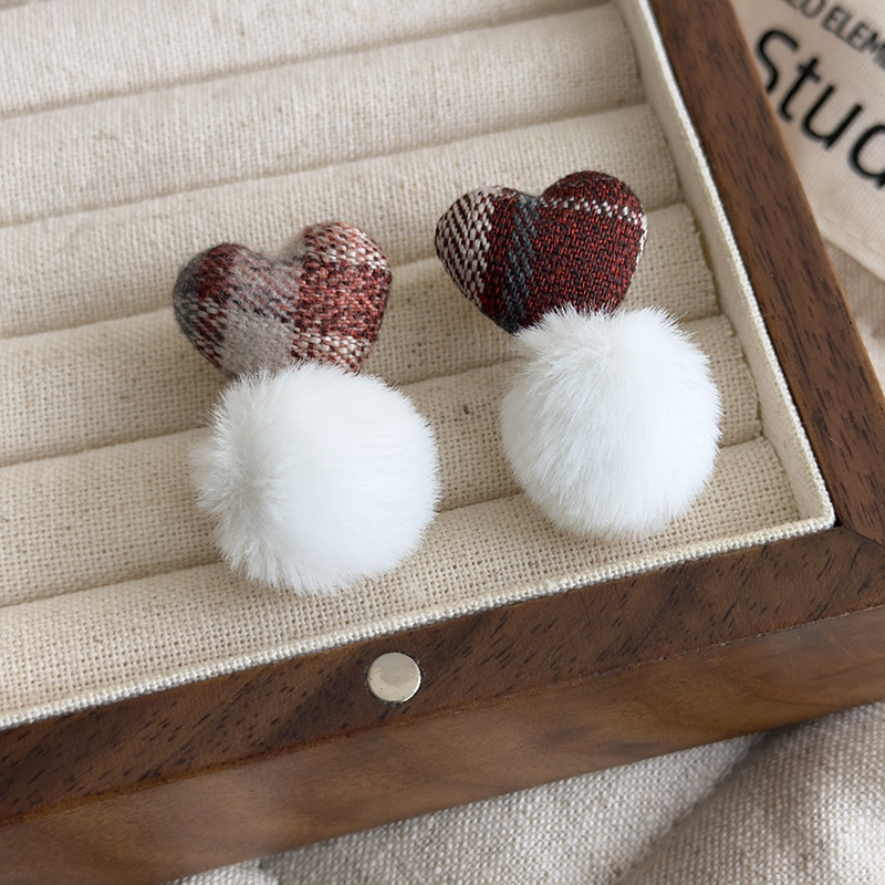 토우프 체크 하트 폼폼 귀걸이