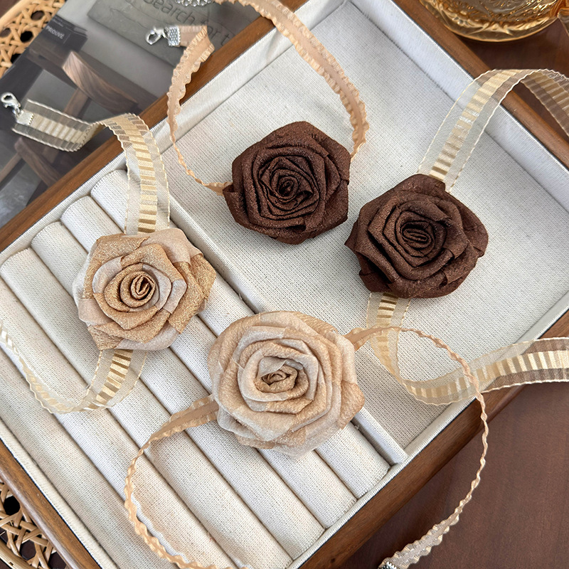 Намисто-чокер із засушеною трояндою