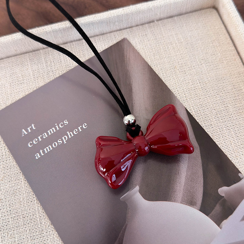 Červený Náhrdelník s Motýlkem z Lana