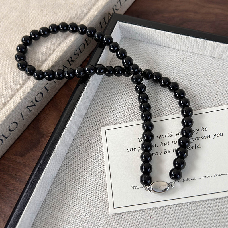 Ожерелье из черных стеклянных бусин