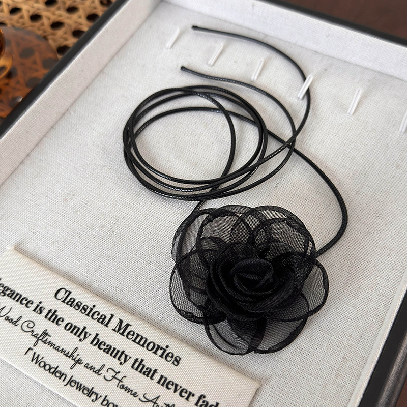 Кольє-чокер з квітковими трояндами