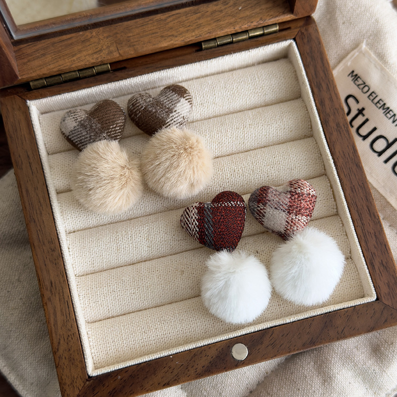 토우프 체크 하트 폼폼 귀걸이