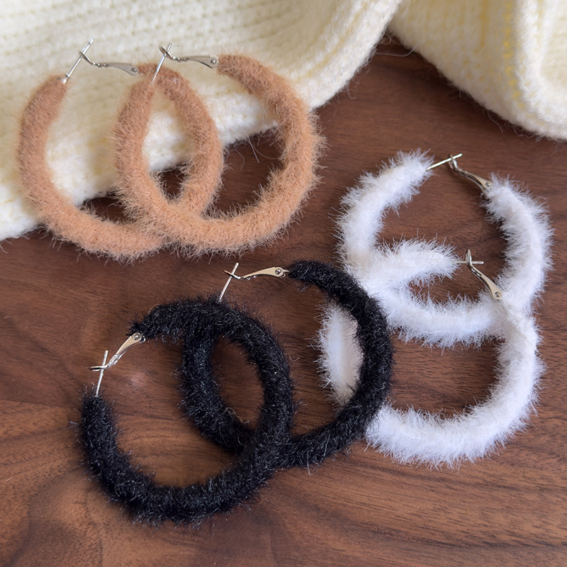 ต่างหูวงกลมขนปุย