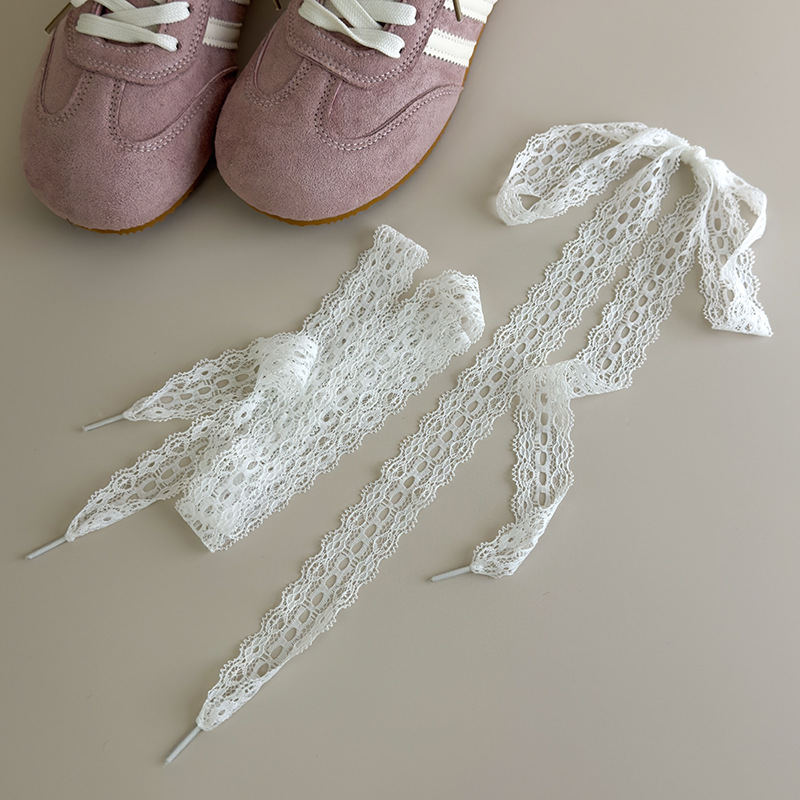 أربطة أحذية رياضية بيضاء كلاسيكية