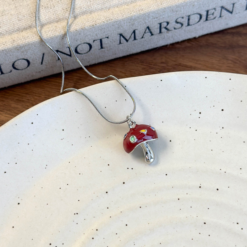 Červený Houbový Náhrdelník s Korálky