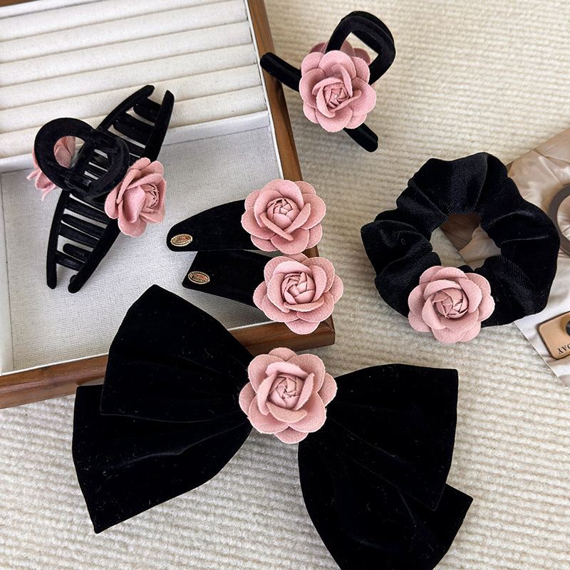 Horquillas y Cintas para el Pelo de Camelia Rosa en Terciopelo Negro