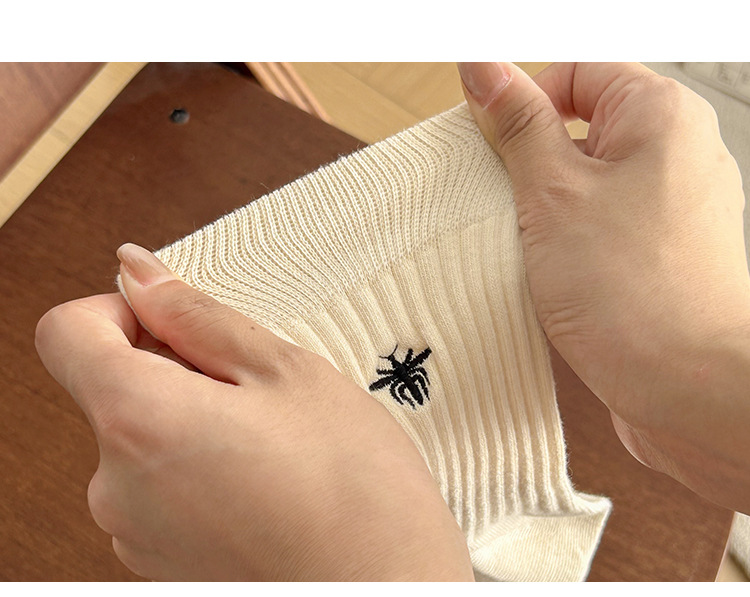 Meias Mid-Calf Bordadas com Abelha