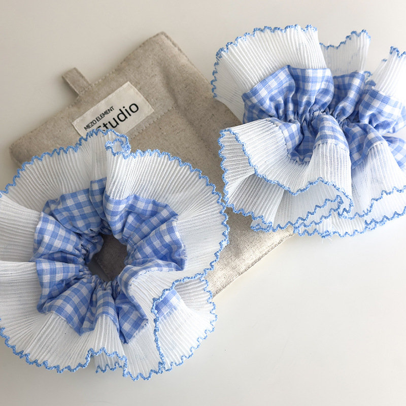 Modré kostkované krajkové scrunchies