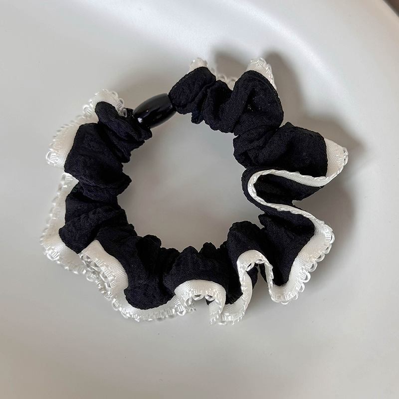 ربطات الشعر المخملية ذات الدانتيل والنقاط