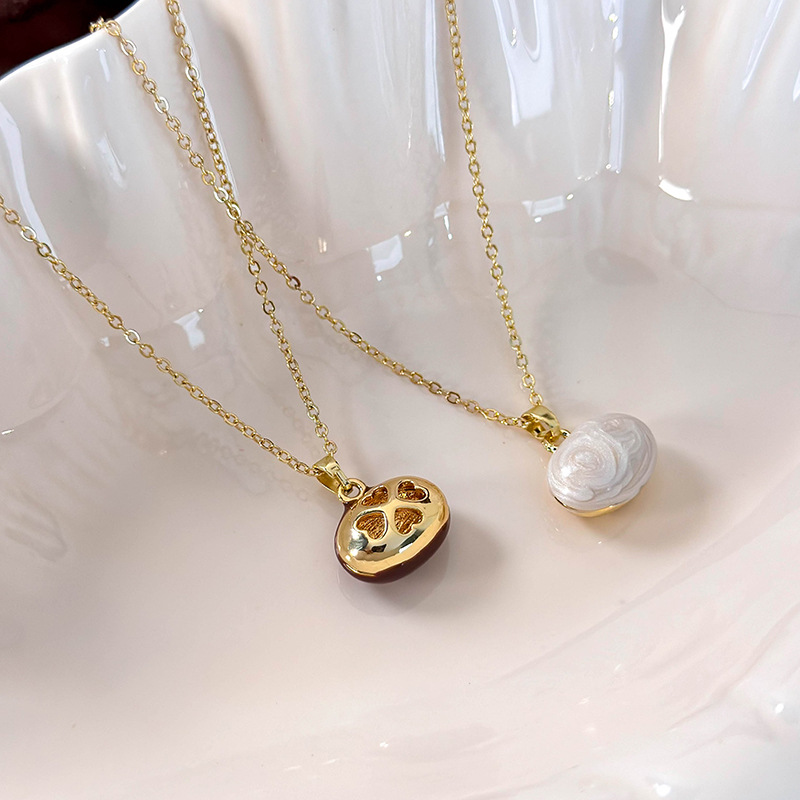 Намисто з підвіскою з бобів акації