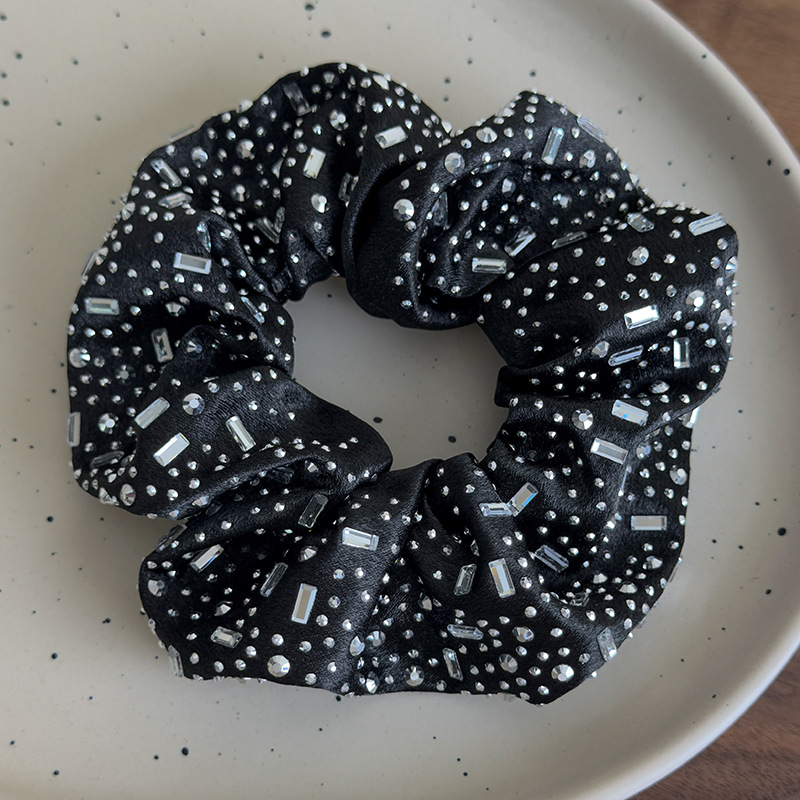 Scrunchies și Bande de Păr cu Strass