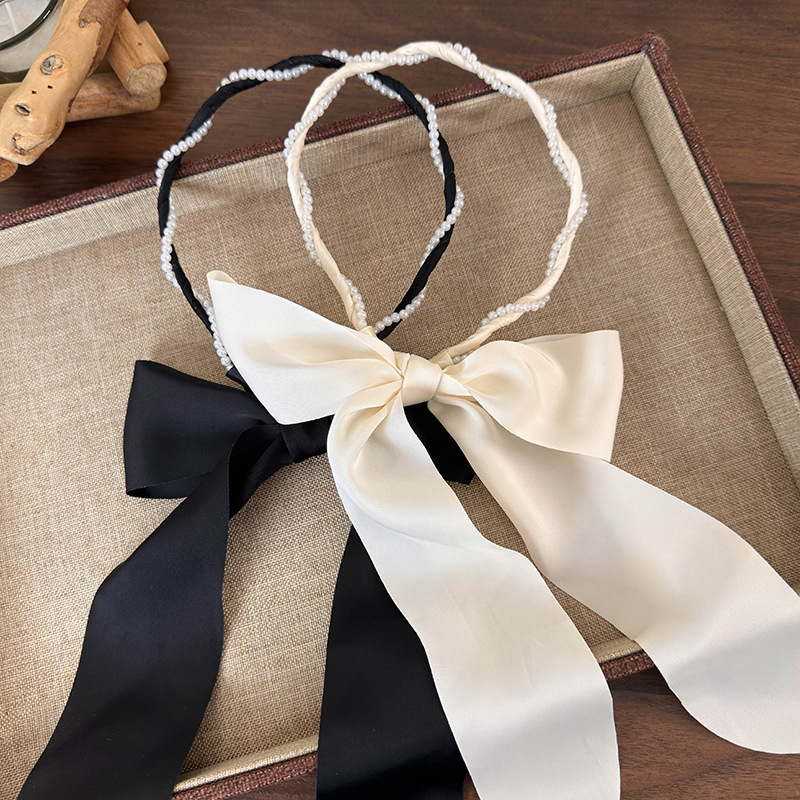 Fita de Cabelo de Cetim com Pérolas