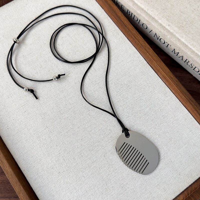 Намисто з кулоном-гребінцем