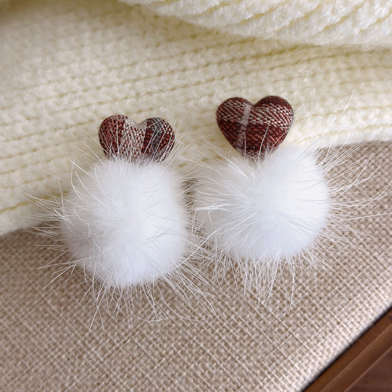 하트형 페이크 퍼 볼 귀걸이