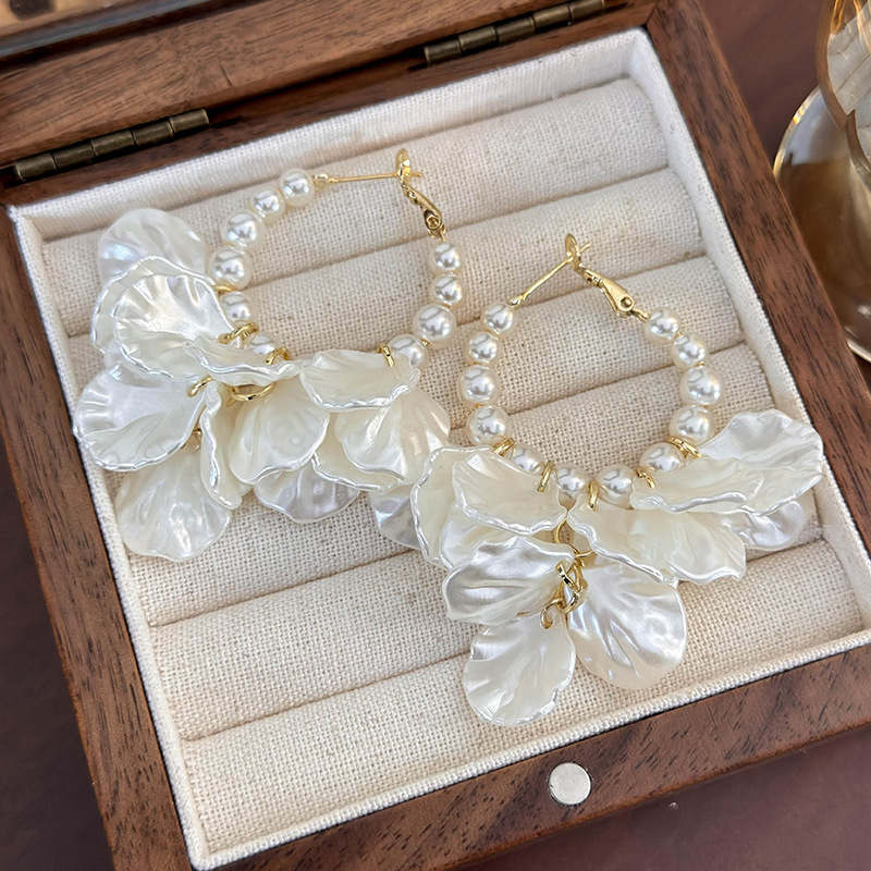 Orecchini con Pendenti a Petali Perlati Strass