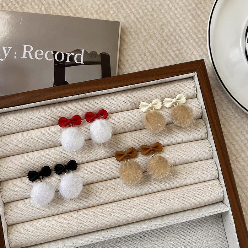 리본 폼폼 귀걸이
