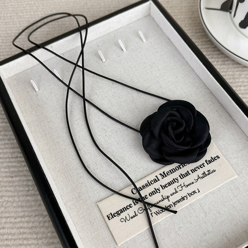 Сатинове намисто з камелією