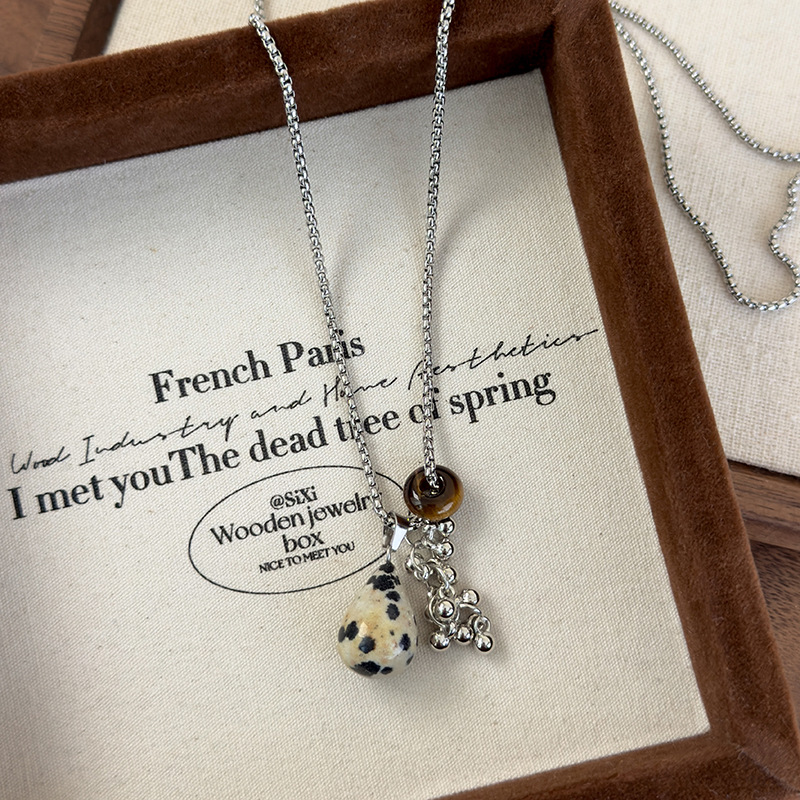 Намисто з Підвіскою у Формі Грона Винограду з Оком Тигра