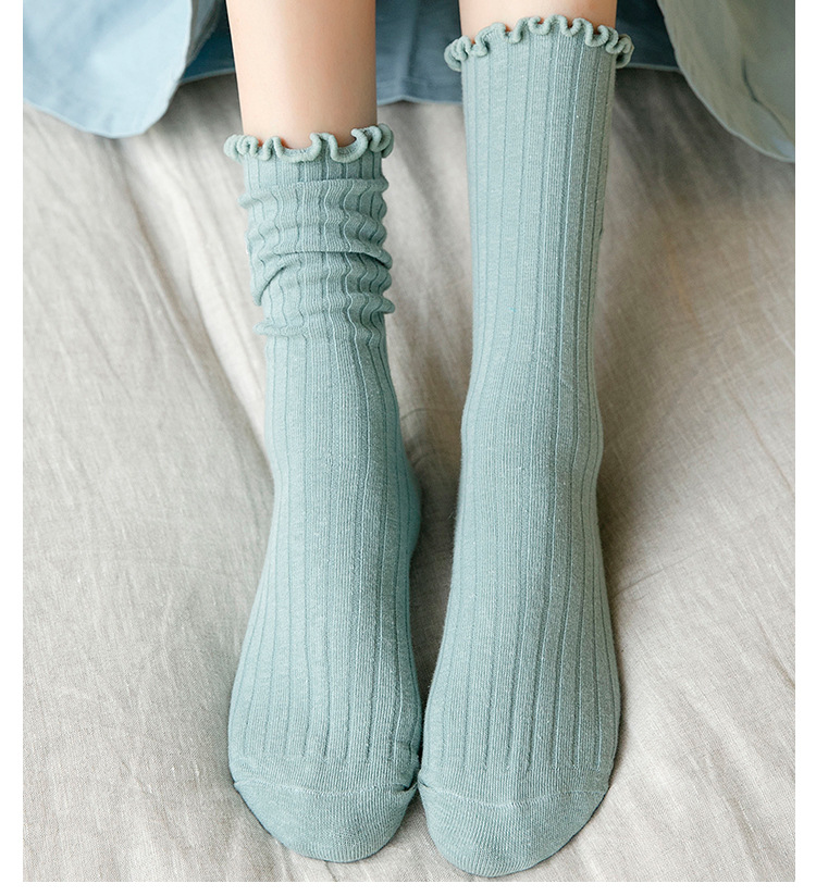 ถุงเท้าผู้หญิงลายดอกเดซี่ปักแบบ Scrunch