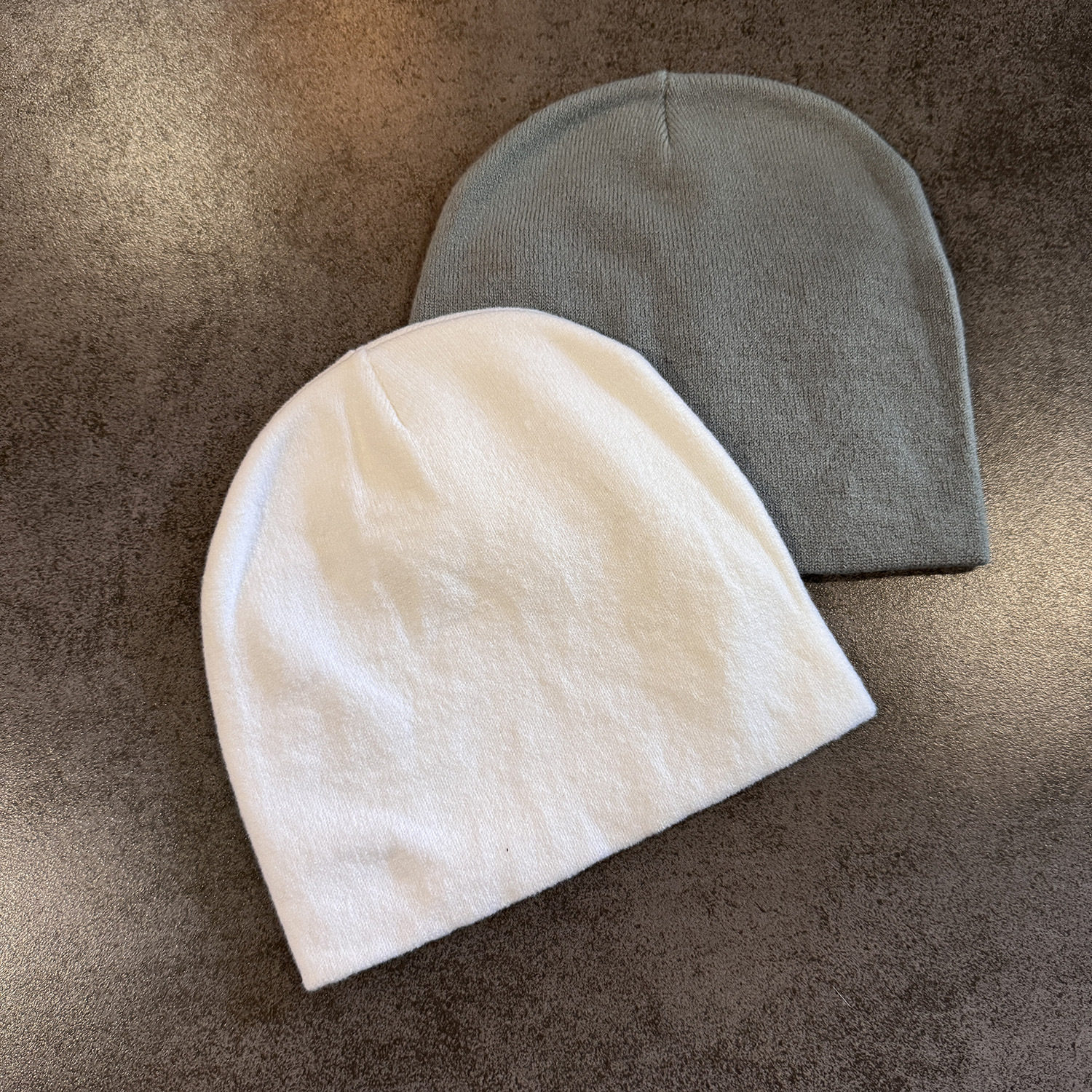 Gorro de Malha com Letras Cruzadas