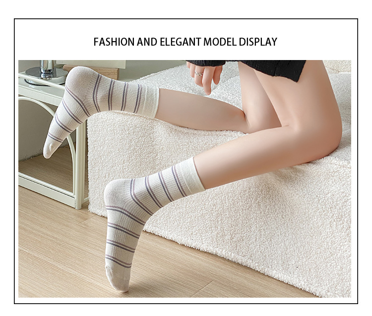 Meias de mulher até meio da canela com blocos de cor roxa e listras