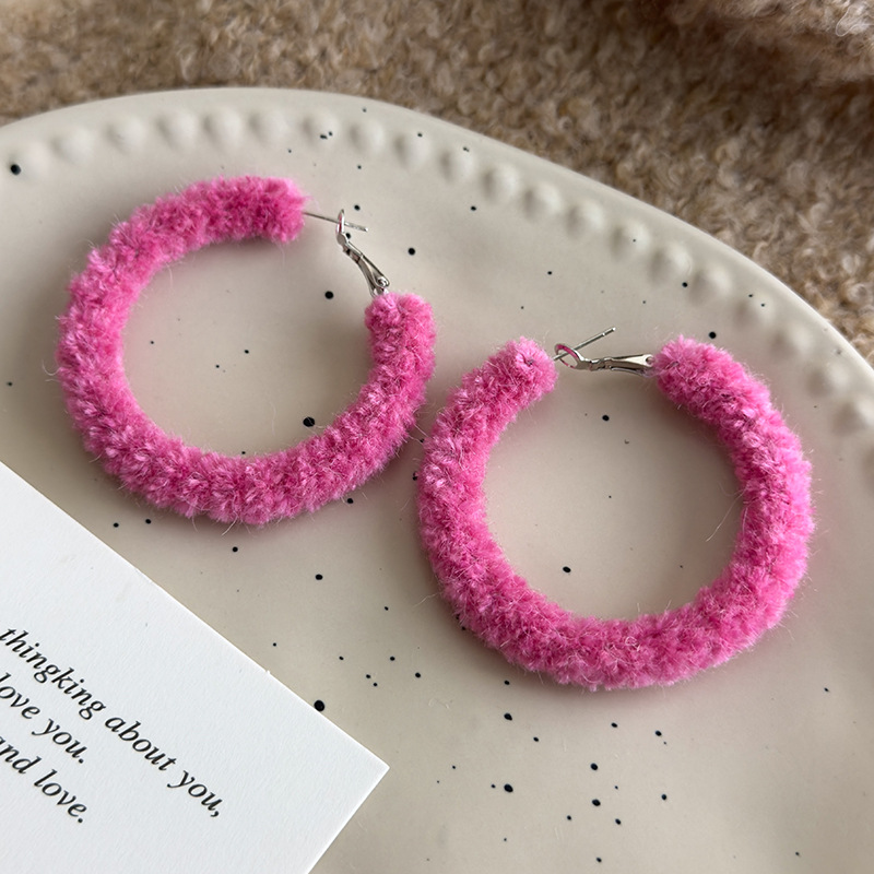 أقراط دائرة ناعمة وطرية