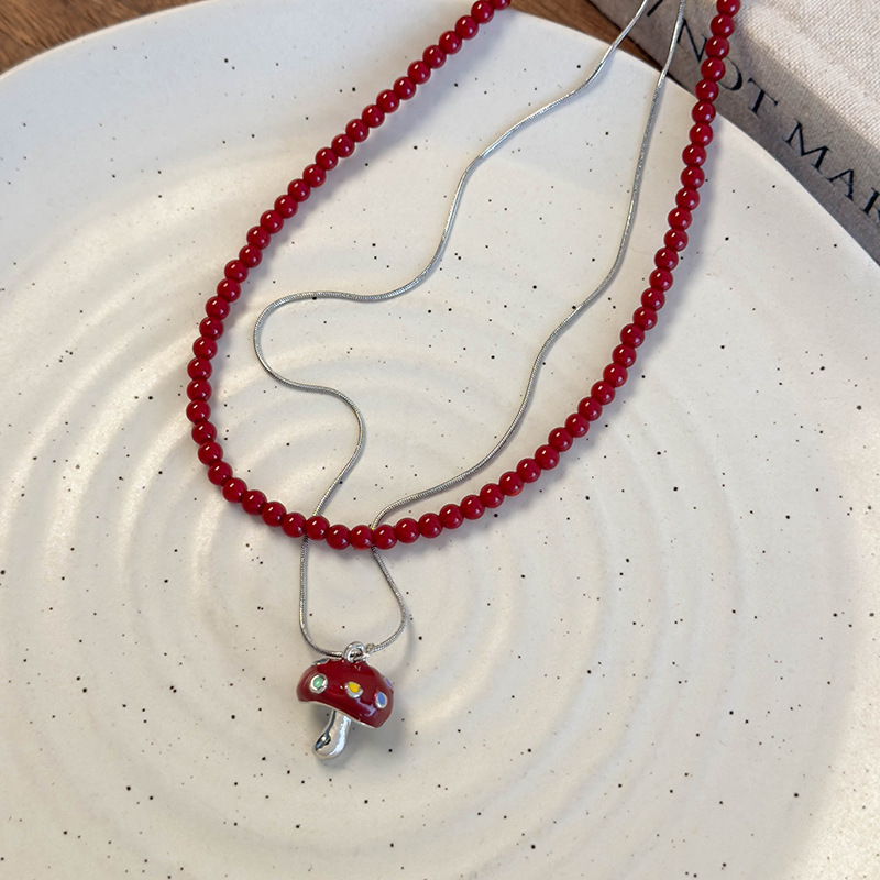 Červený Houbový Náhrdelník s Korálky