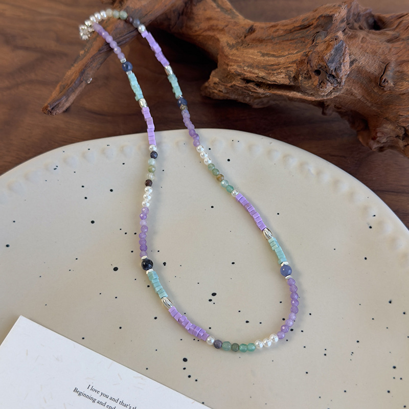 สร้อยคอคอสั้นจ้อเกราะเรขาคณิตบล็อกสี