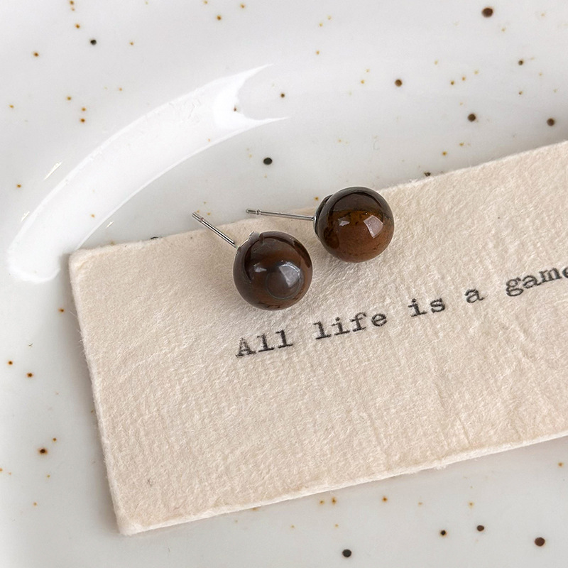 أقراط متدلية من عين النمر