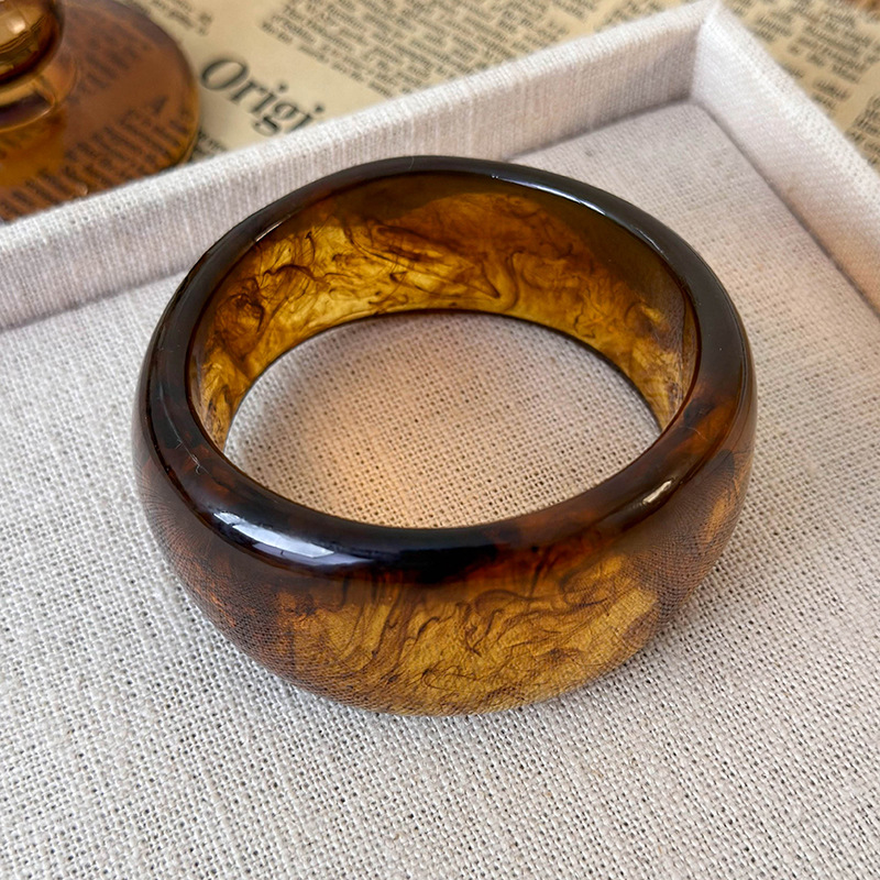 Асиметричні браслети зі смоли