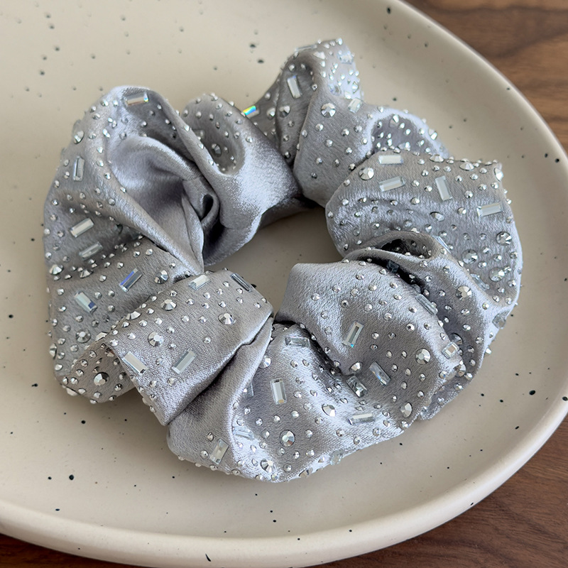 Scrunchies și Bande de Păr cu Strass