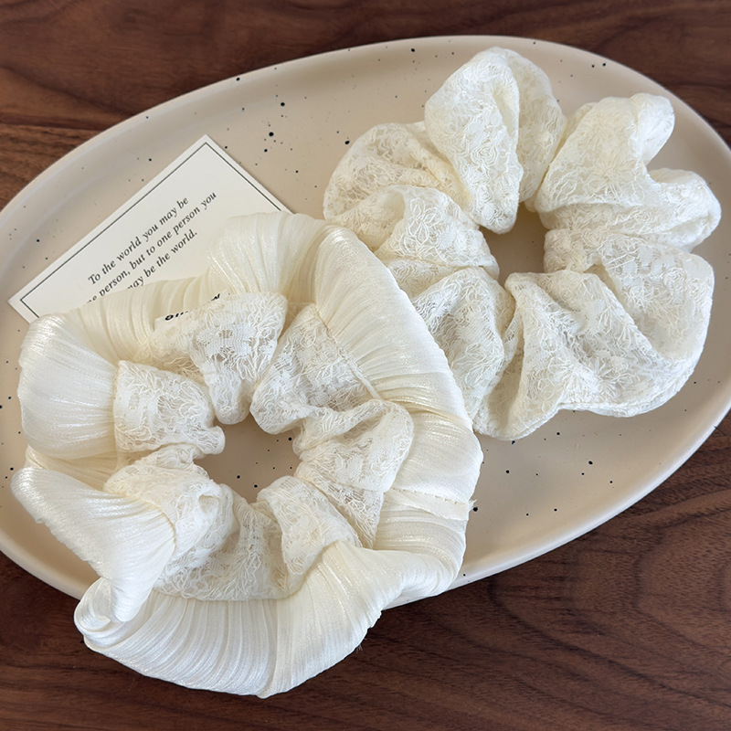 Κεντημένα κορδόνια με οδοντωτή άκρη