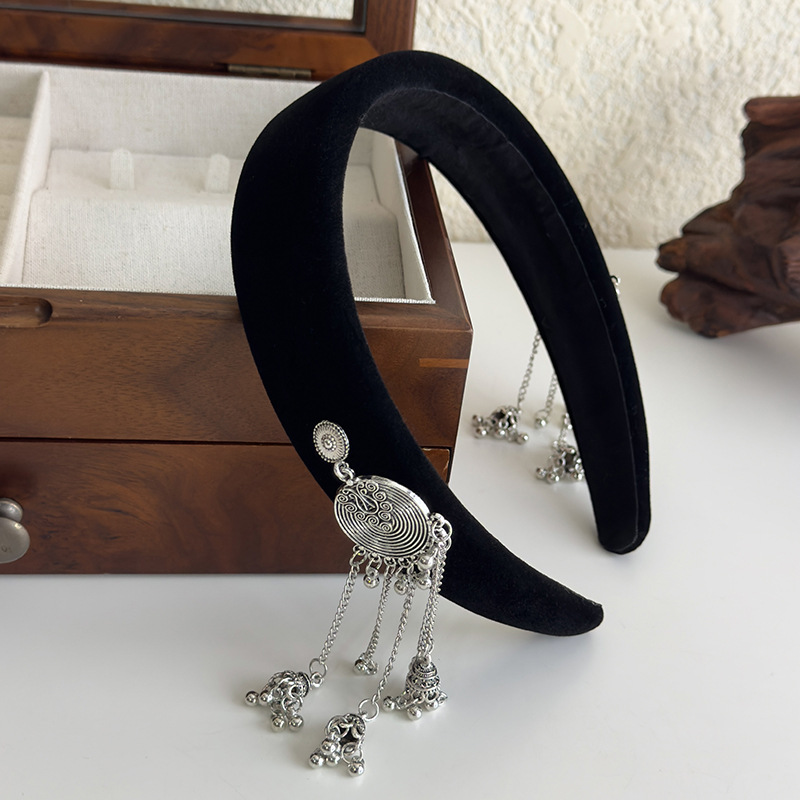 Πλεκτή ζώνη μαλλιών από βελούδο με μεταλλικό μενταγιόν