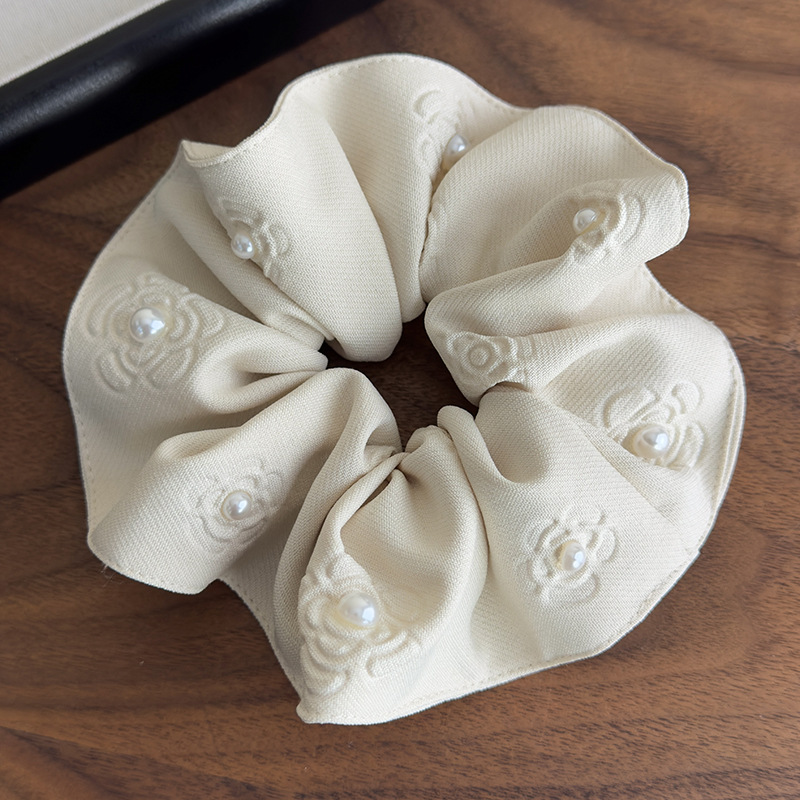 Coleteros y Diademas con Perlas Florales en Relieve