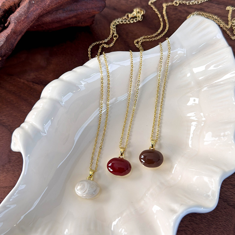 Намисто з підвіскою з бобів акації