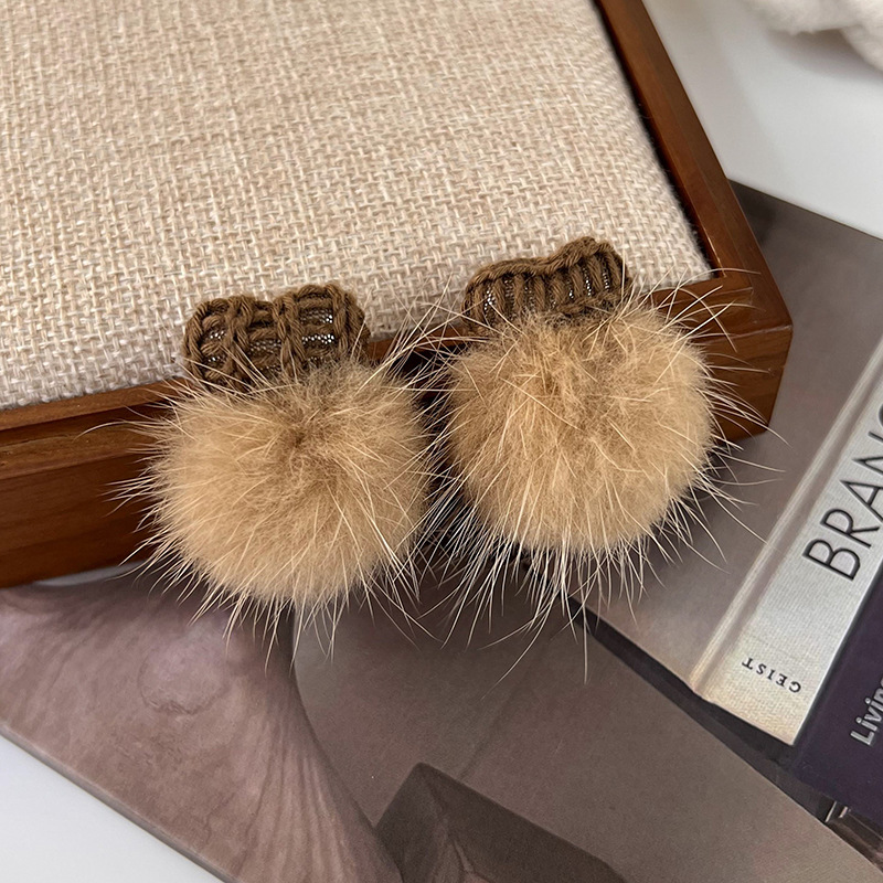 브라운 폼폼 귀걸이