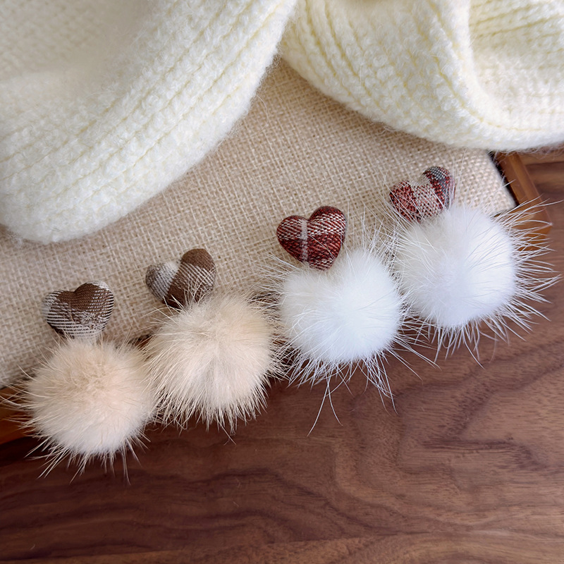 하트형 페이크 퍼 볼 귀걸이