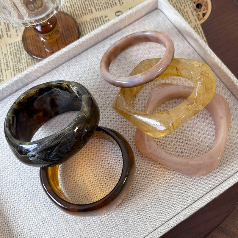 Асиметричні браслети зі смоли