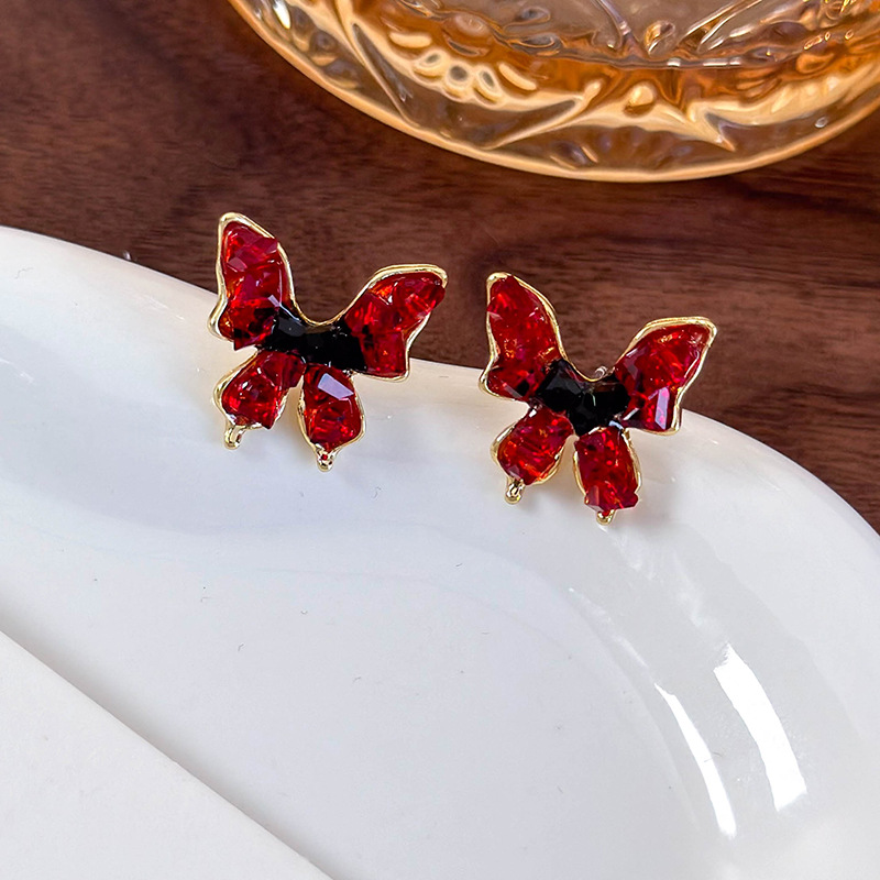 ต่างหูผีเสื้อคริสตัลสีแดงวินเทจ