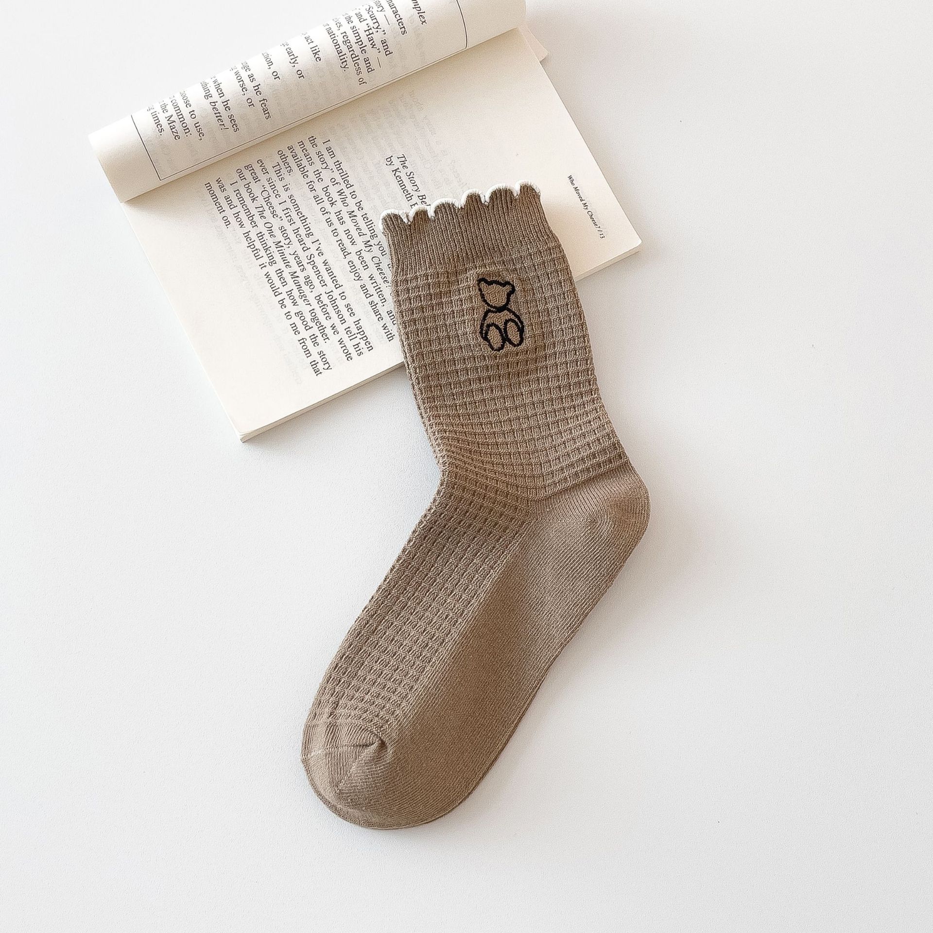 Meias de Cano Médio de Renda com Urso Bordado