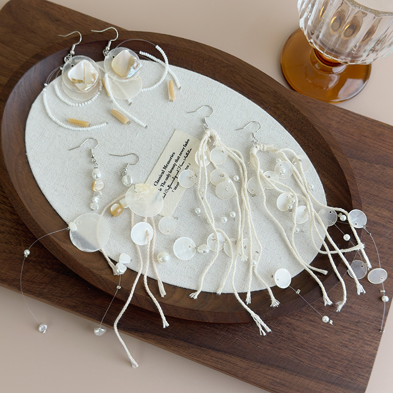 Brincos Longos de Concha com Borlas