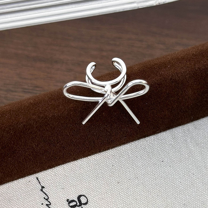 مشبك أذن على شكل قوس شريطي