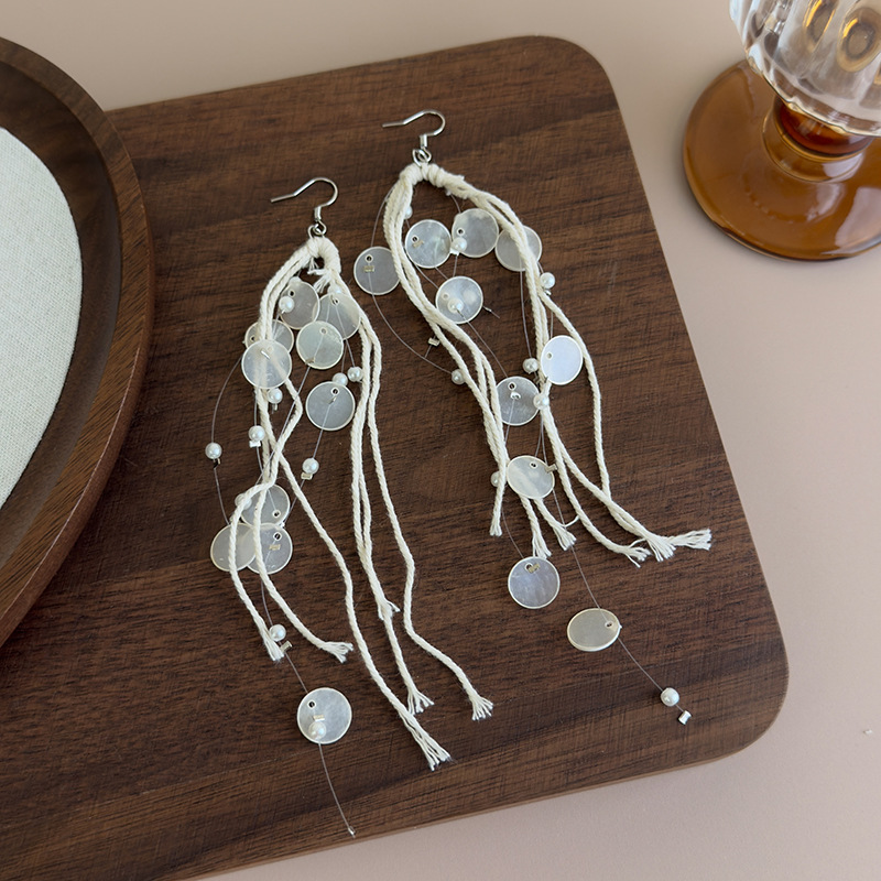 Brincos Longos de Concha com Borlas