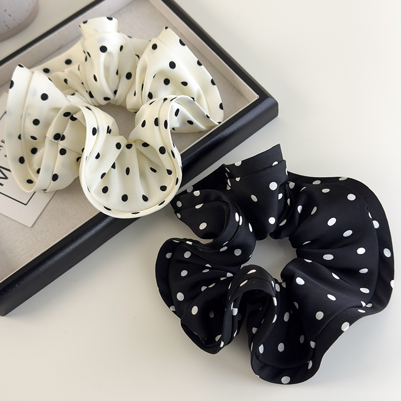 Franska Satäng Polka Dot Ruffle Scrunchy