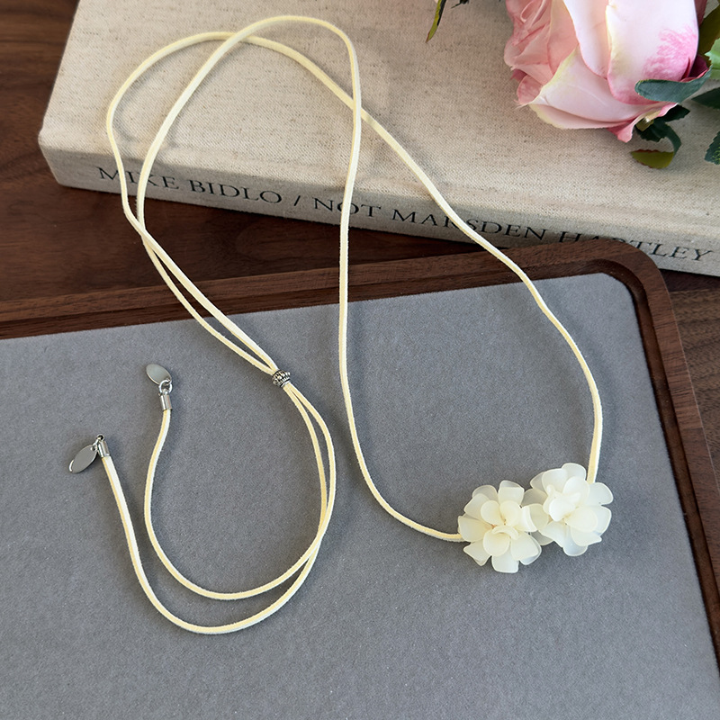 قلادة تشوكر بزهرة الكاميليا