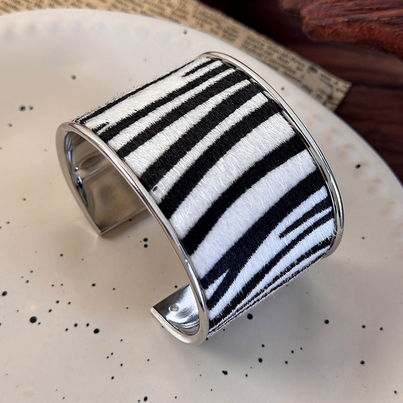 Браслет з відкритою манжетою леопардового та зебрового принту