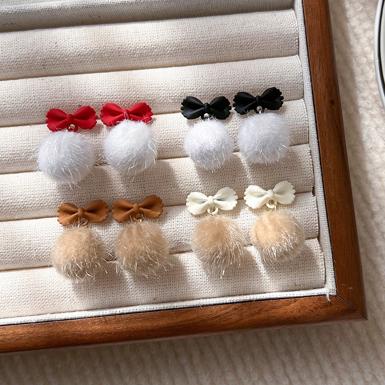 리본 폼폼 귀걸이