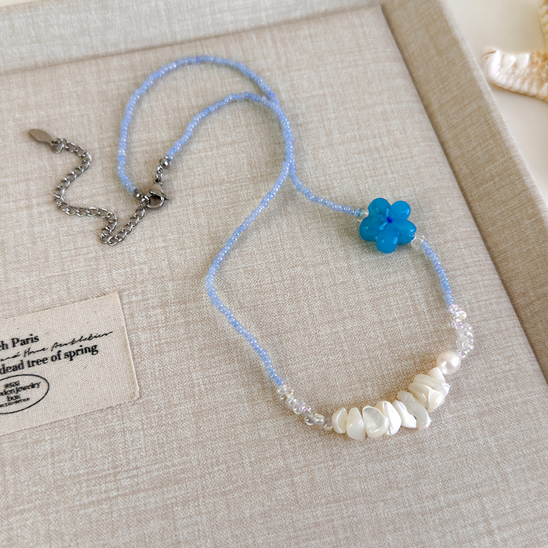 Блакитне намисто з мушлями та намистинами